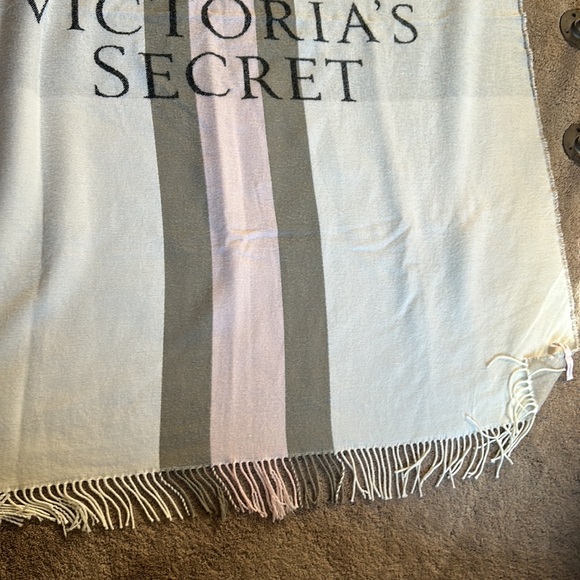 Victoria’s Secret Throw Blanket w Fringe - Picture 4 of 9